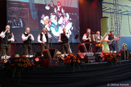 Ansambel bratov Poljanšek že 50 let navdihuje in zabava z nepozabnimi melodijami (31)